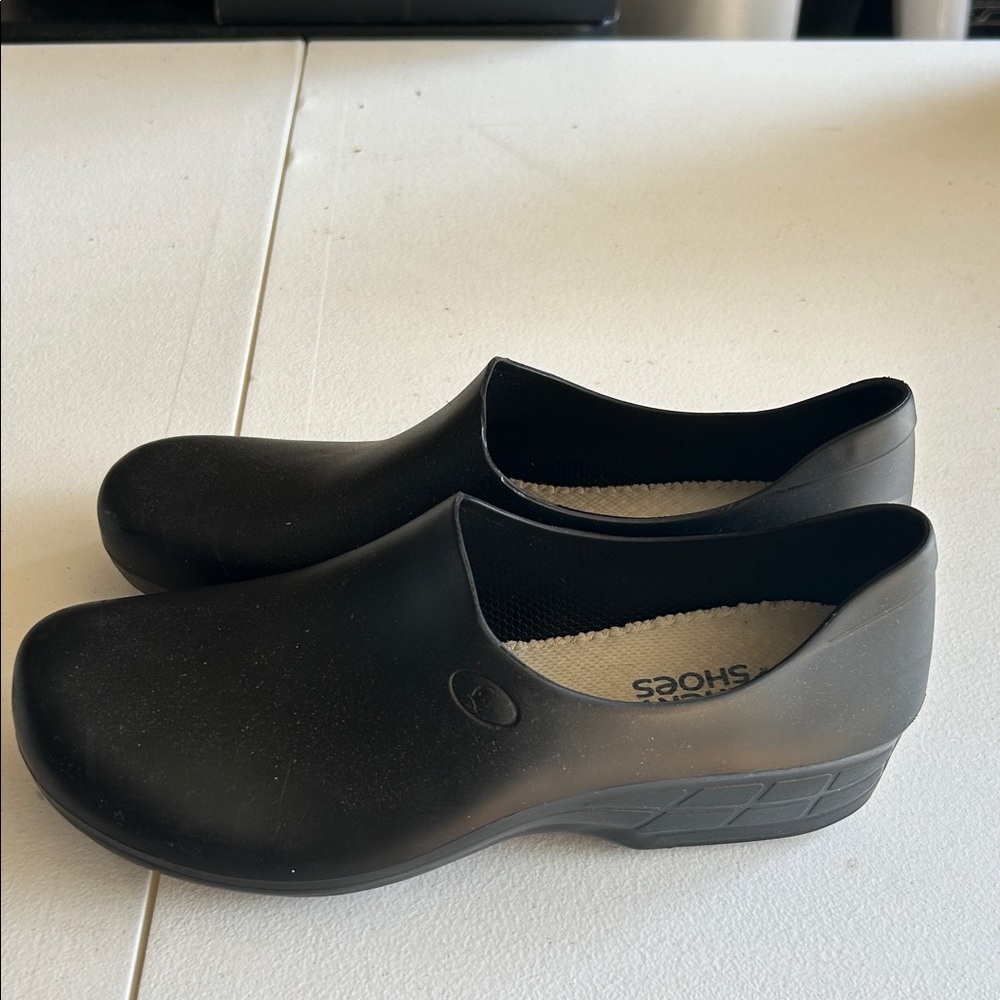 Women's Black Slip-Resistant Work Clogs